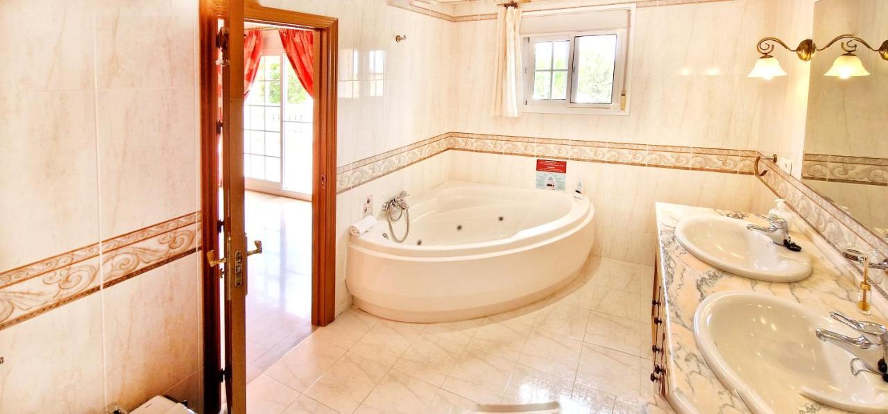 Golden Villa Costa Del Sol - Big Private Pool - Bbq - Good Location ฟูเอนฮิโรลา ภายนอก รูปภาพ